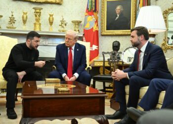 Bão tố phòng bầu dục và “thảm kịch” ngoại giao