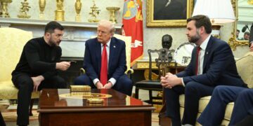 Bão tố phòng bầu dục và “thảm kịch” ngoại giao