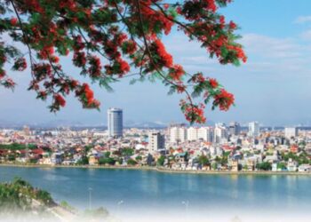 Sắc Phượng đỏ bên bờ biển Đông