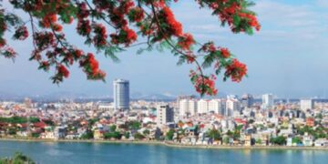 Sắc Phượng đỏ bên bờ biển Đông